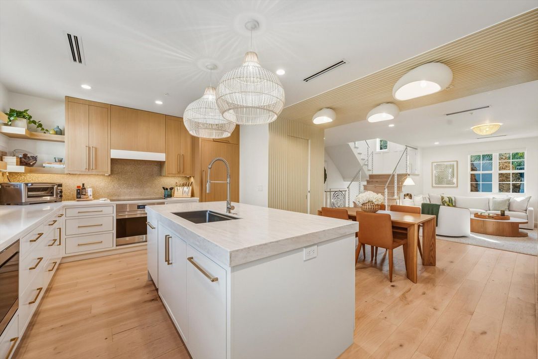 На продажу: $2,350,000 (3 спален, 3 ванн, 2046 Квадратных фут)