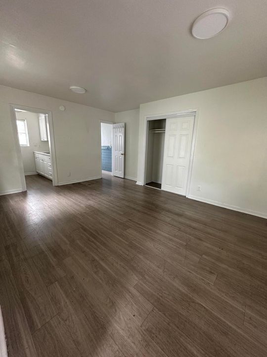 出租: $1,250 (0 贝兹, 1 浴室, 362 平方英尺)