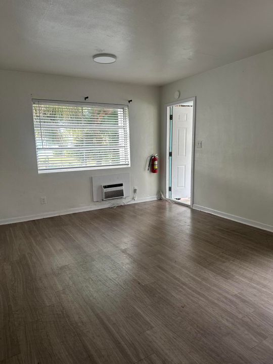 出租: $1,250 (0 贝兹, 1 浴室, 362 平方英尺)