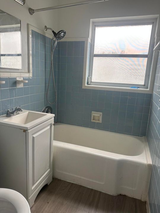 出租: $1,250 (0 贝兹, 1 浴室, 362 平方英尺)