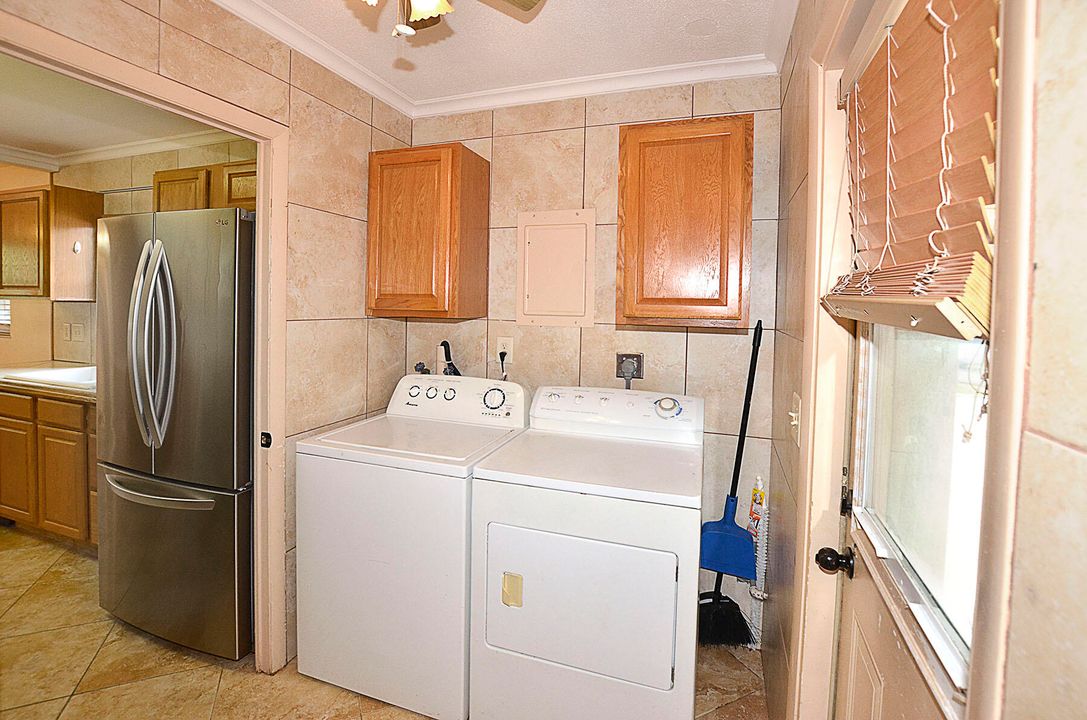 For Sale: $320,000 (3 beds, 2 baths, 1455 Square Feet)