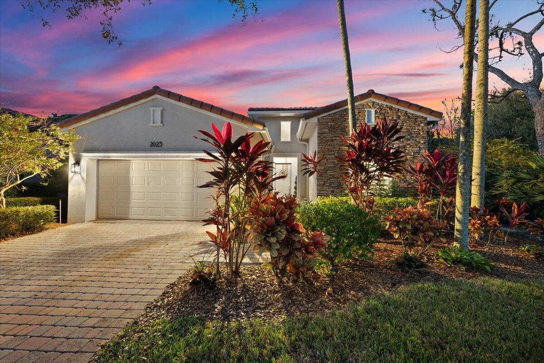 For Sale: $875,000 (2 beds, 2 baths, 1841 Square Feet)