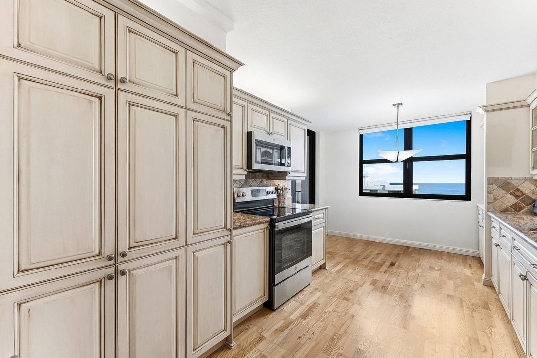 На продажу: $950,000 (2 спален, 2 ванн, 1556 Квадратных фут)