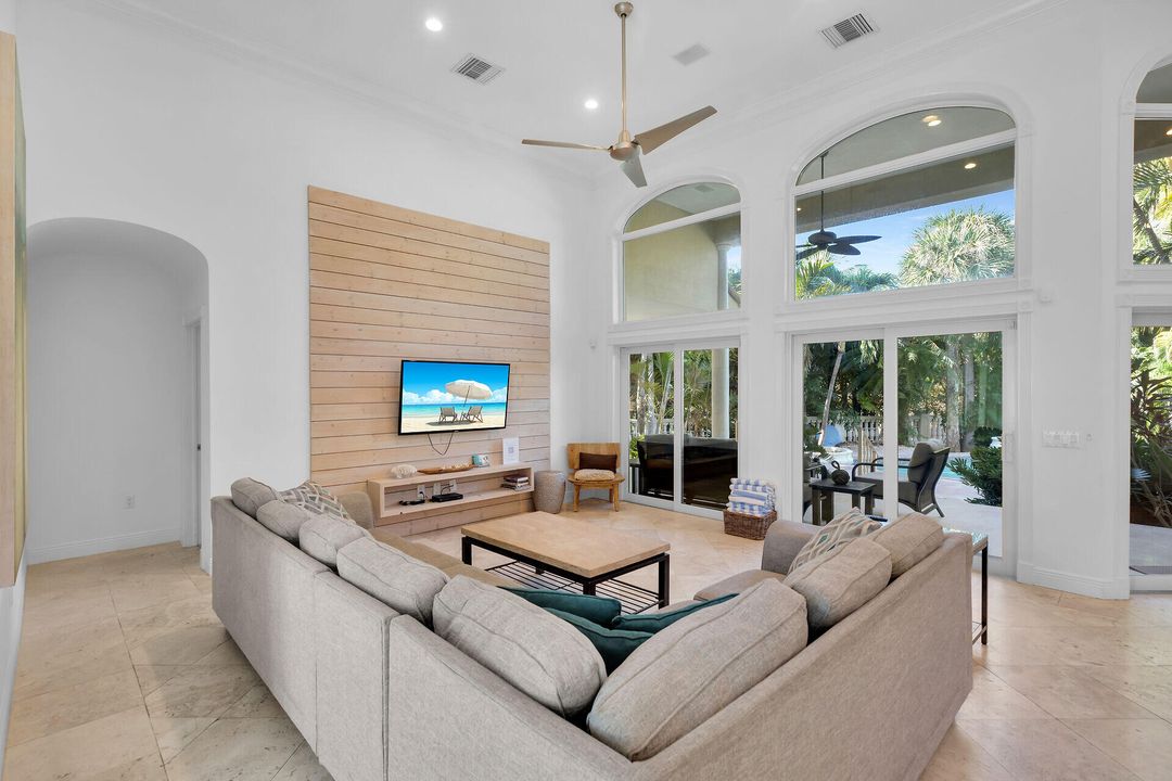 En Venta: $2,199,000 (5 camas, 2 baños, 2347 Pies cuadrados)