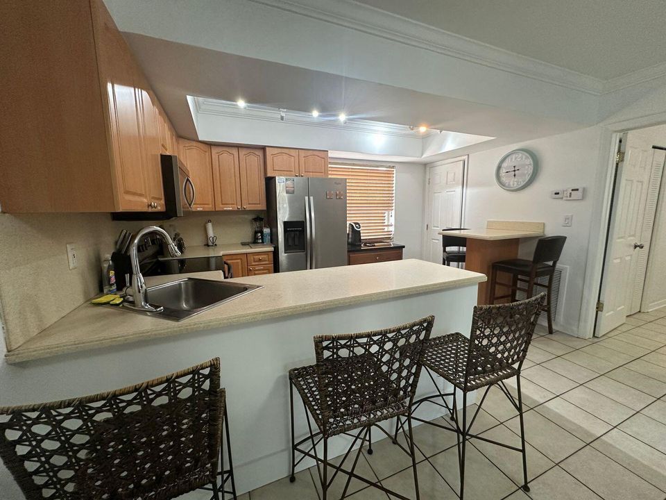 For Rent: $2,100 (2 beds, 2 baths, 900 Square Feet)