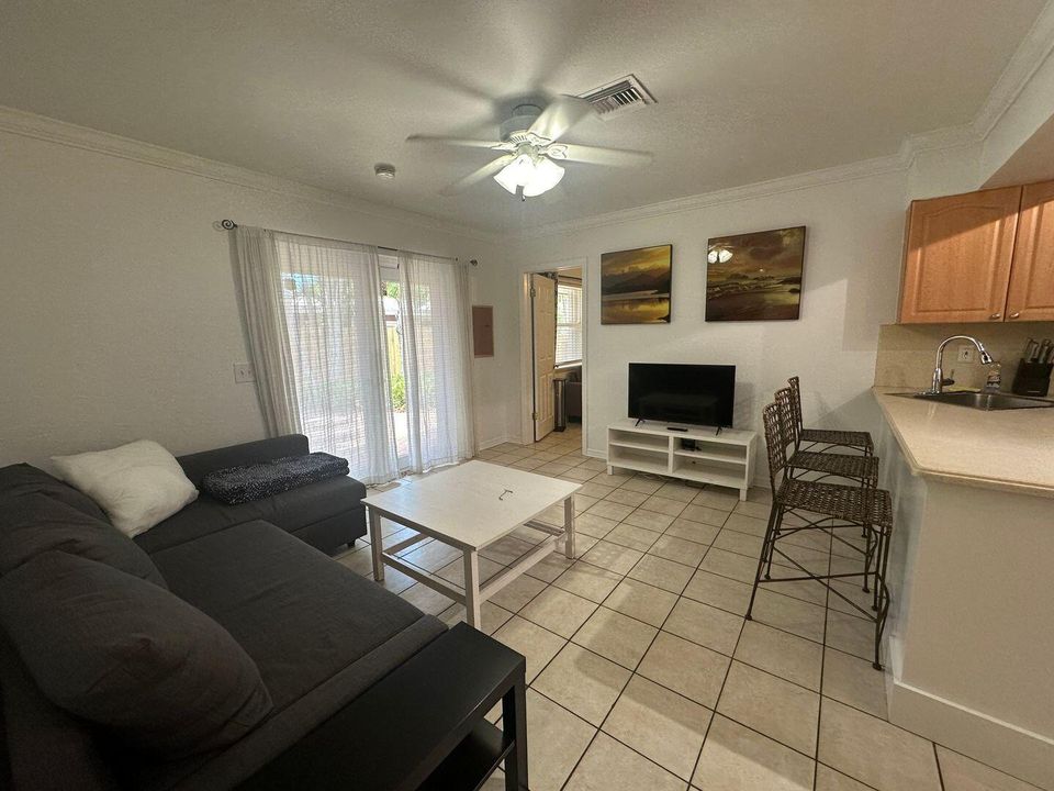 For Rent: $2,100 (2 beds, 2 baths, 900 Square Feet)