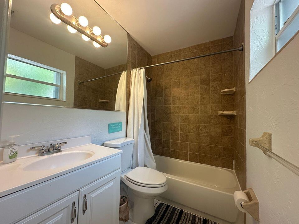 For Rent: $2,100 (2 beds, 2 baths, 900 Square Feet)