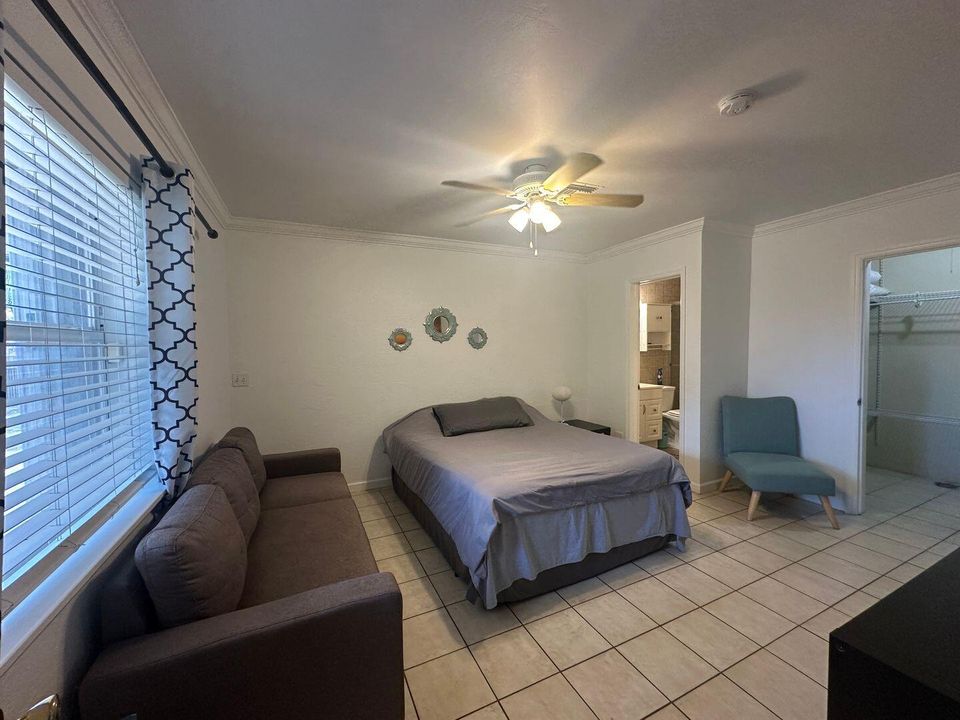 For Rent: $2,100 (2 beds, 2 baths, 900 Square Feet)