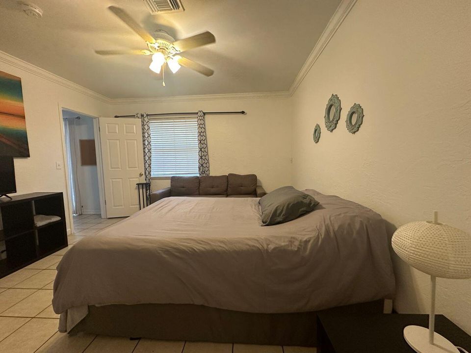 For Rent: $2,100 (2 beds, 2 baths, 900 Square Feet)