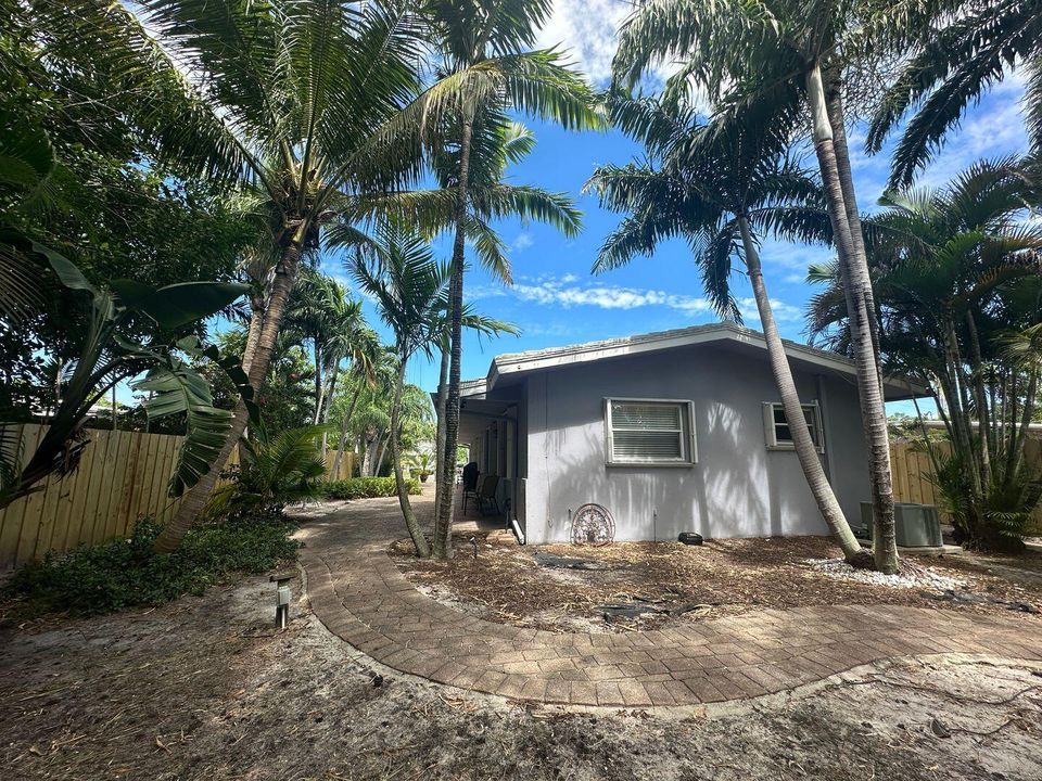 For Rent: $2,100 (2 beds, 2 baths, 900 Square Feet)