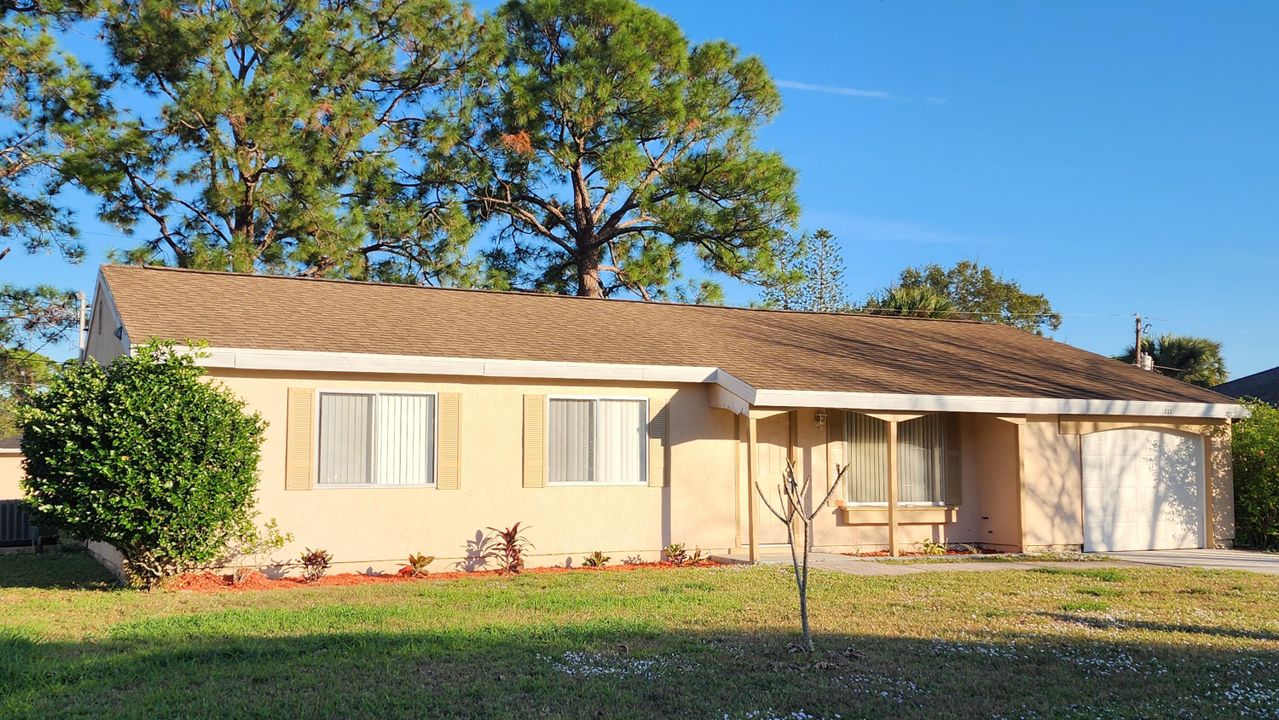 For Rent: $2,100 (3 beds, 2 baths, 1176 Square Feet)