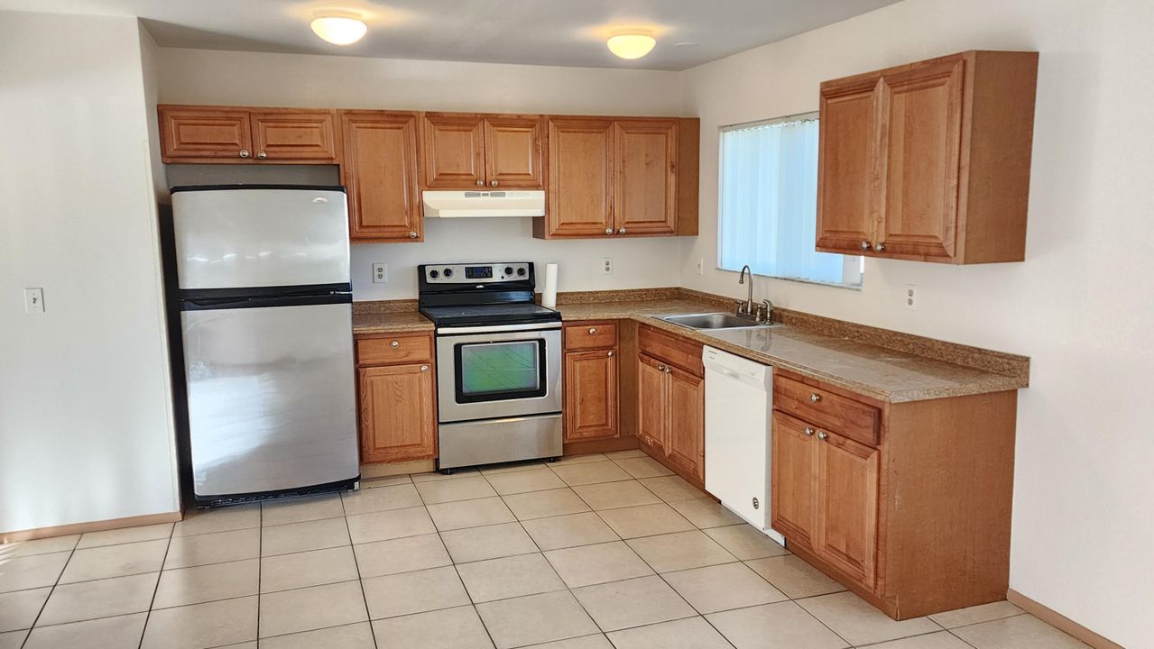 For Rent: $2,100 (3 beds, 2 baths, 1176 Square Feet)