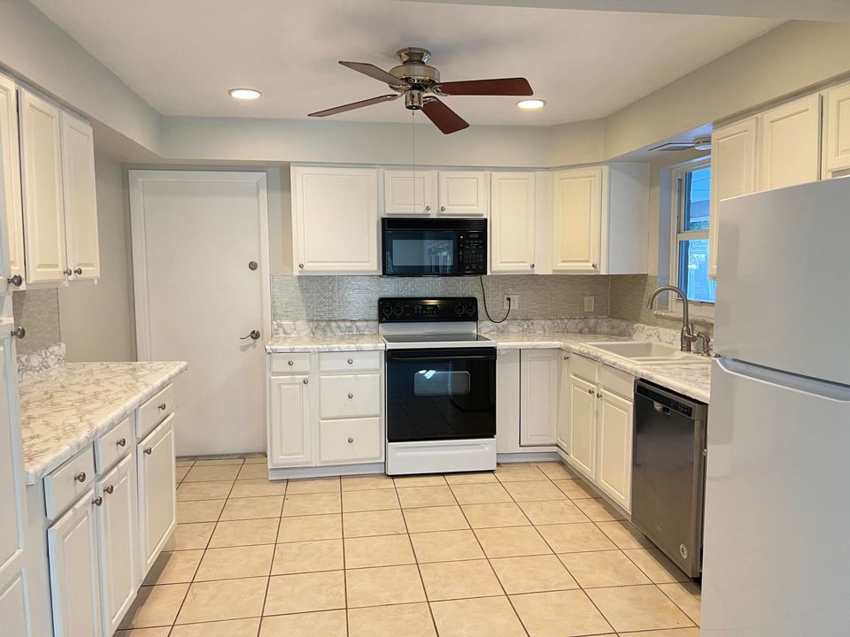 For Rent: $3,100 (2 beds, 2 baths, 1333 Square Feet)