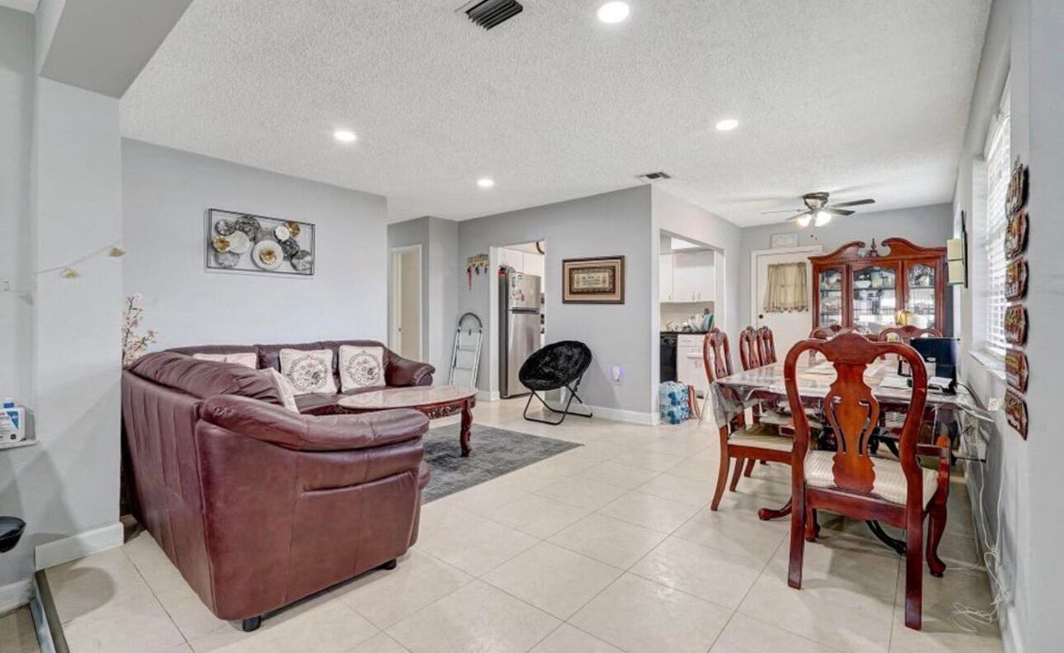 En Venta: $479,900 (3 camas, 2 baños, 1232 Pies cuadrados)