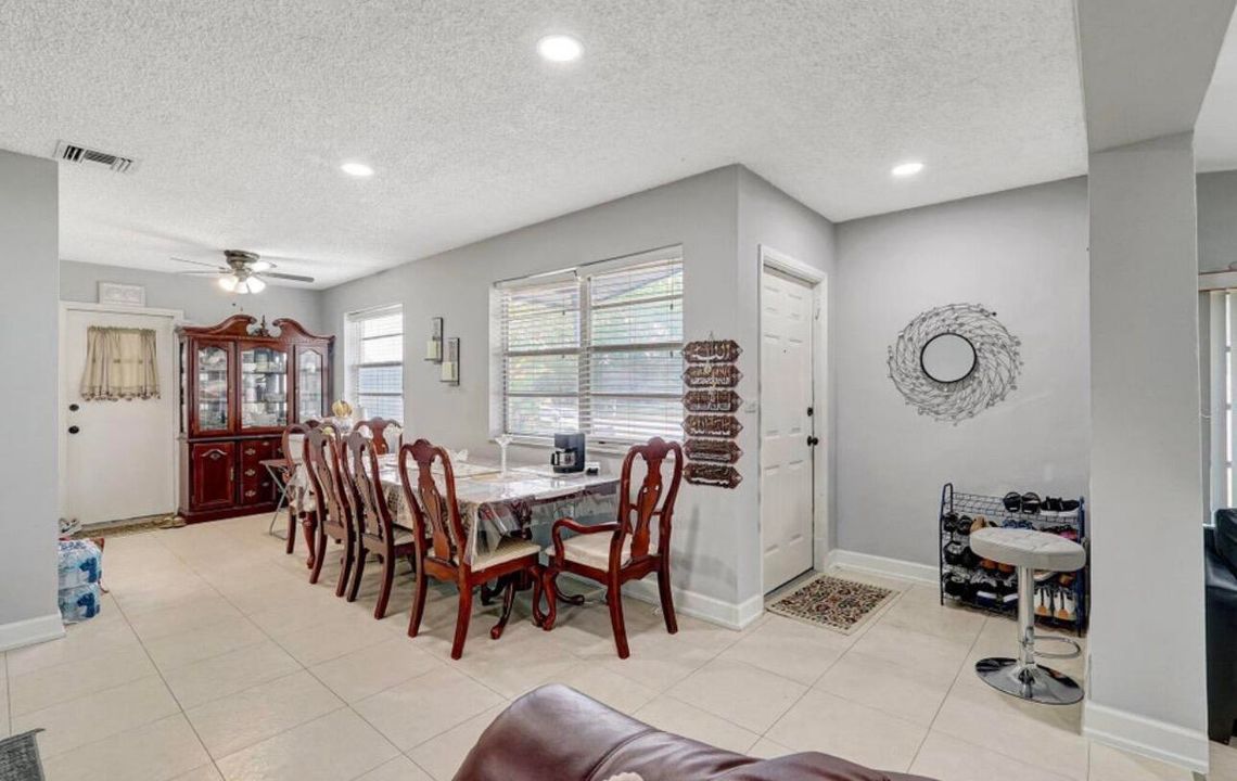 En Venta: $479,900 (3 camas, 2 baños, 1232 Pies cuadrados)