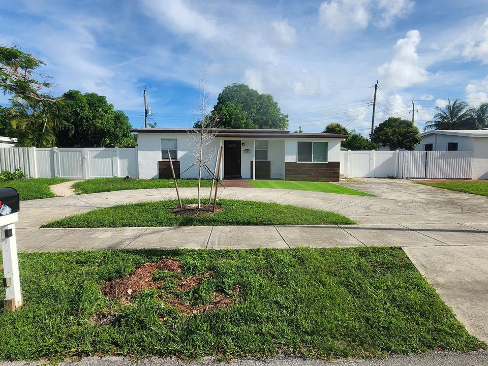 For Rent: $2,900 (3 beds, 2 baths, 737 Square Feet)