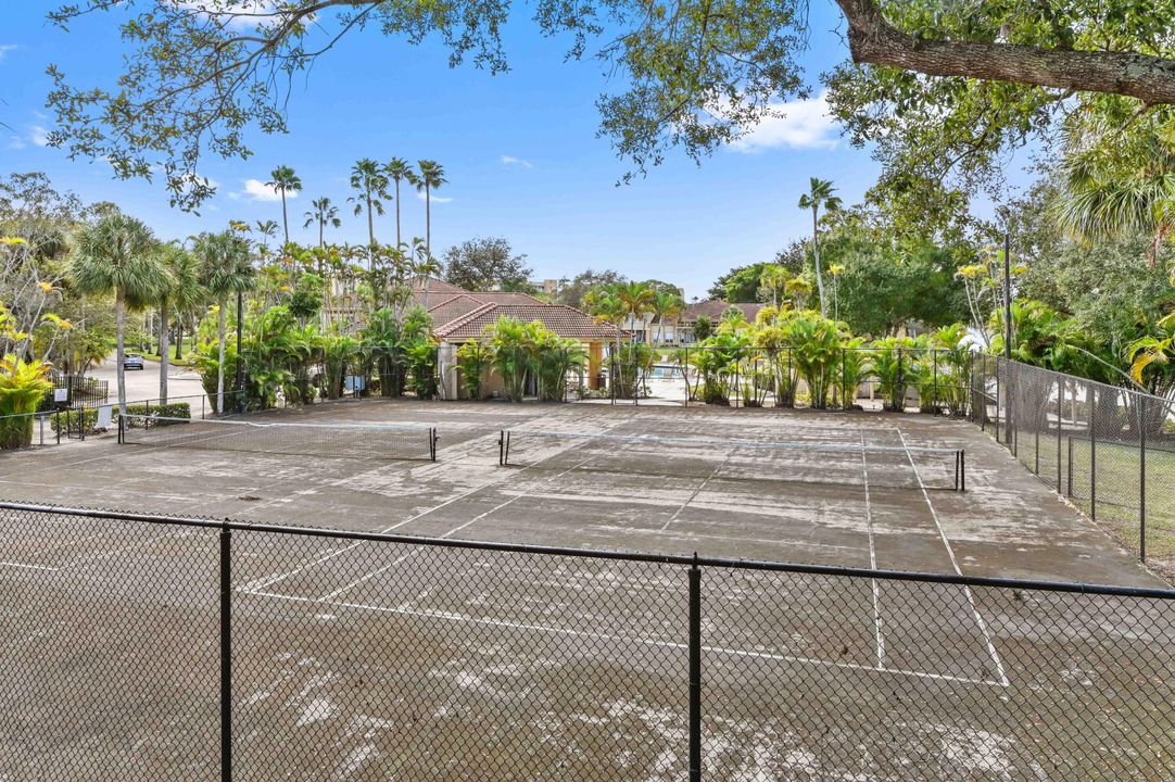 На продажу: $249,900 (2 спален, 2 ванн, 1246 Квадратных фут)