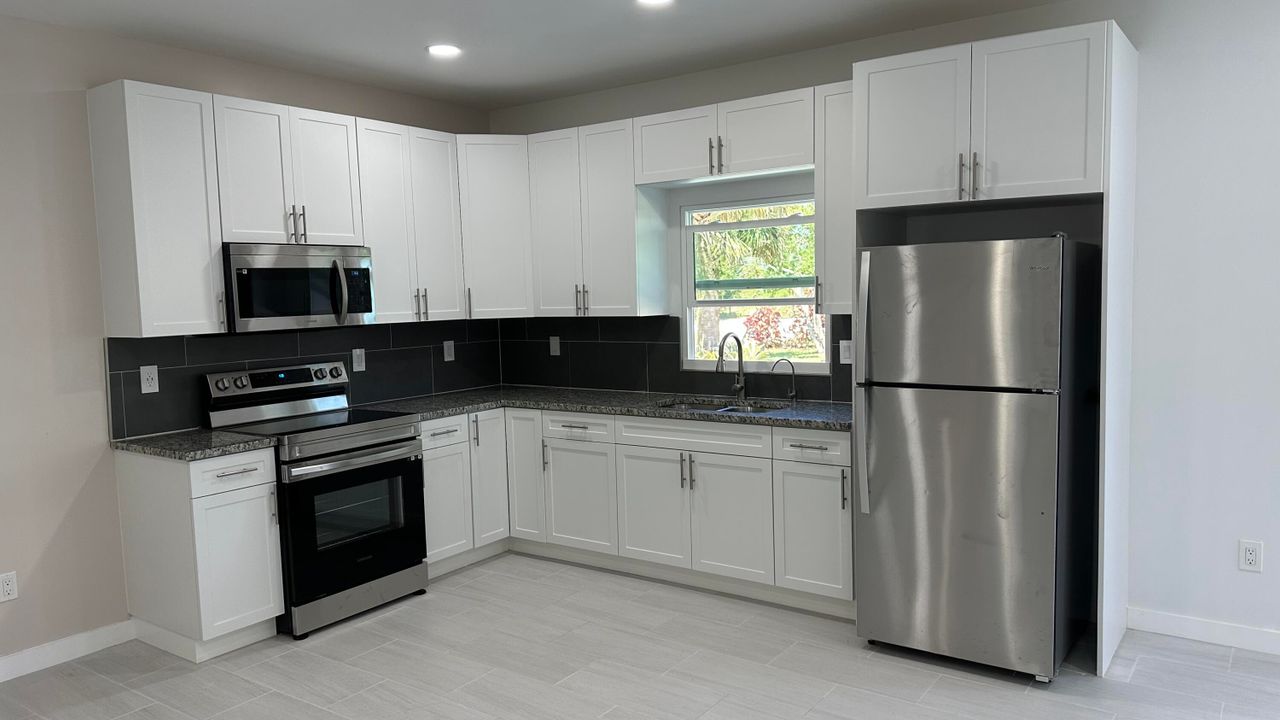 For Rent: $1,800 (1 beds, 1 baths, 600 Square Feet)