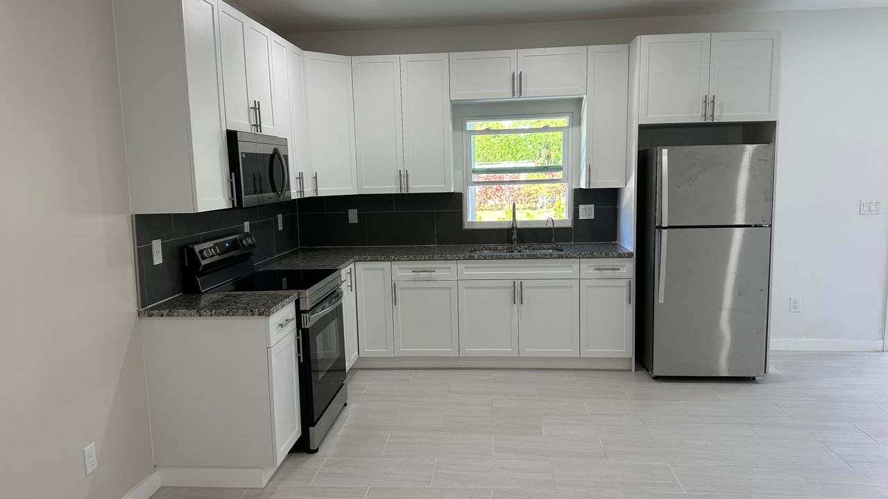 For Rent: $1,800 (1 beds, 1 baths, 600 Square Feet)