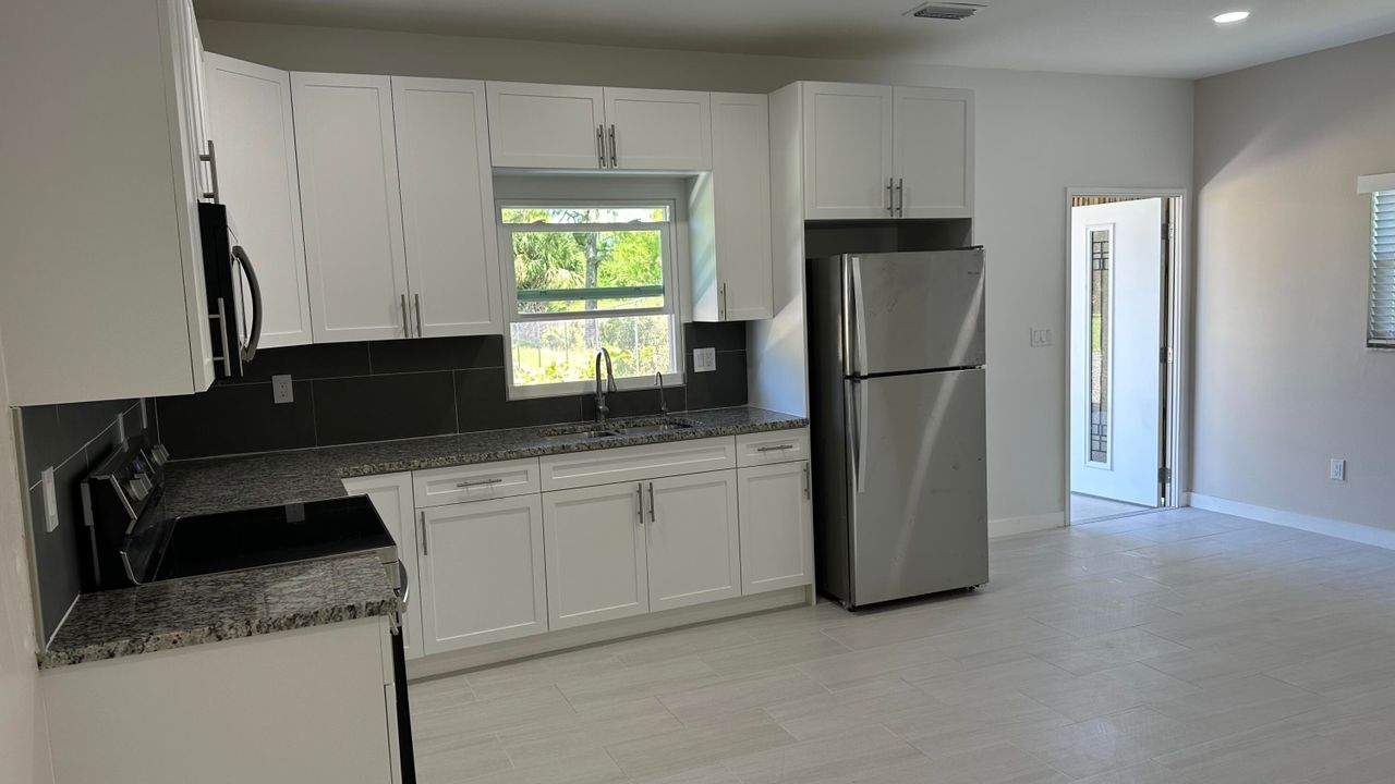 For Rent: $1,800 (1 beds, 1 baths, 600 Square Feet)