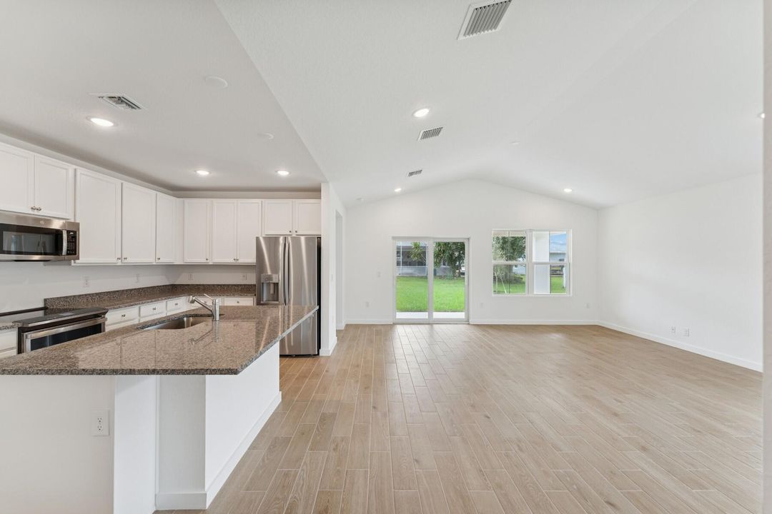 For Sale: $474,995 (4 beds, 3 baths, 2094 Square Feet)