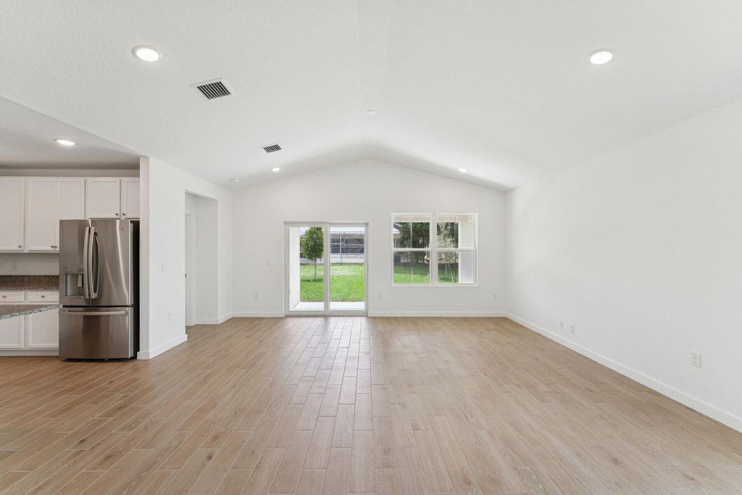 For Sale: $474,995 (4 beds, 3 baths, 2094 Square Feet)