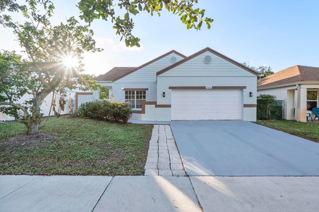 For Sale: $460,000 (2 beds, 2 baths, 1077 Square Feet)