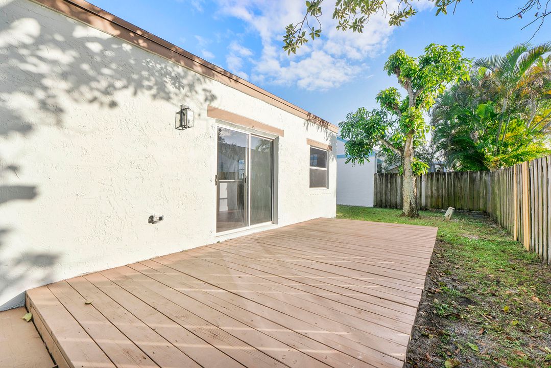 For Sale: $460,000 (2 beds, 2 baths, 1077 Square Feet)