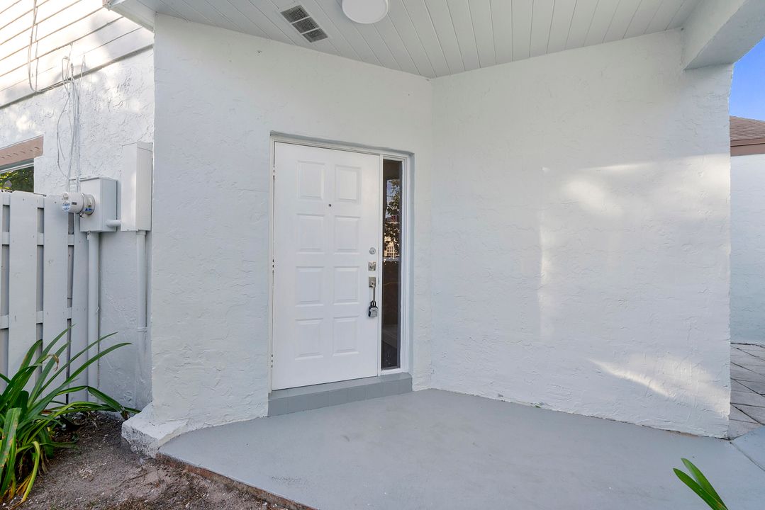 For Sale: $460,000 (2 beds, 2 baths, 1077 Square Feet)