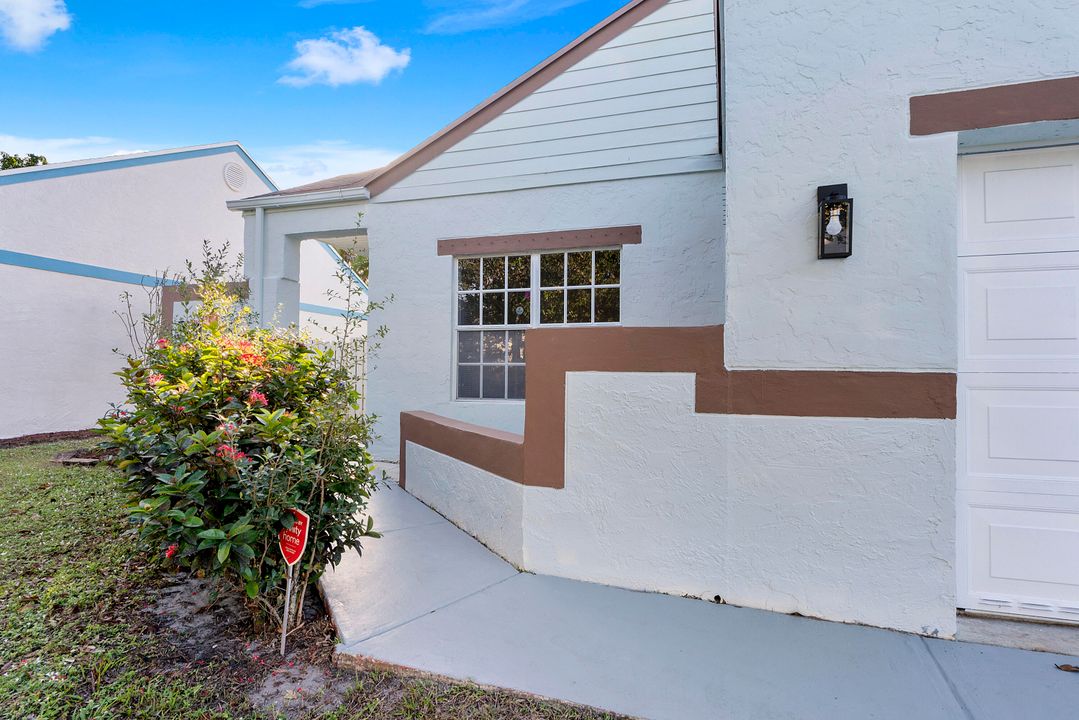 For Sale: $460,000 (2 beds, 2 baths, 1077 Square Feet)