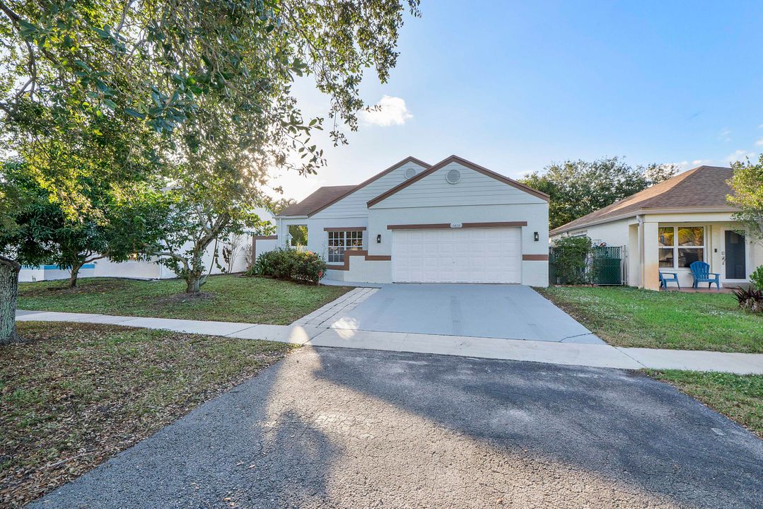 For Sale: $460,000 (2 beds, 2 baths, 1077 Square Feet)