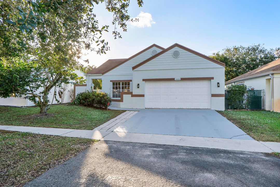 For Sale: $460,000 (2 beds, 2 baths, 1077 Square Feet)