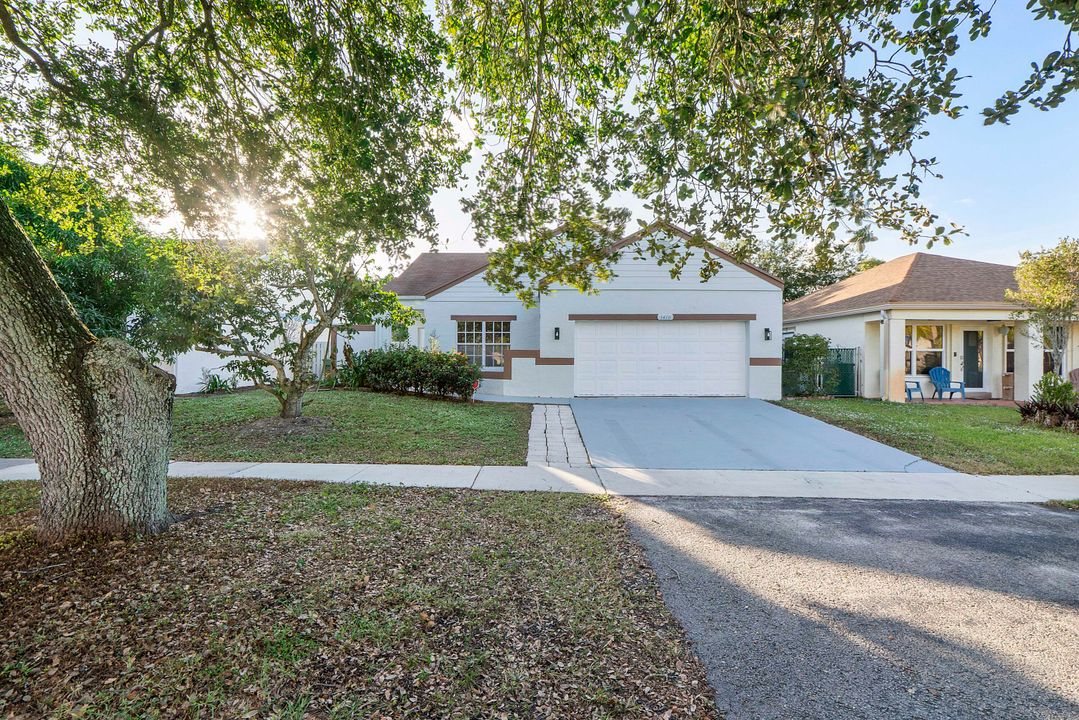 For Sale: $460,000 (2 beds, 2 baths, 1077 Square Feet)