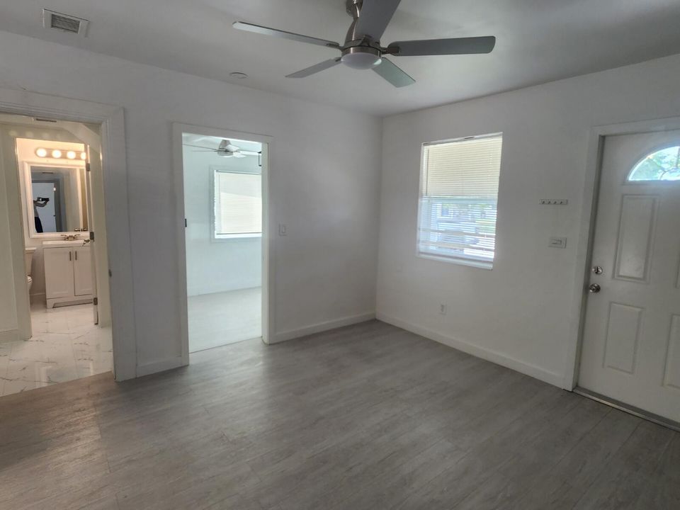 For Rent: $2,900 (3 beds, 2 baths, 737 Square Feet)