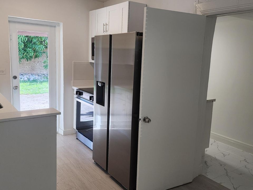 For Rent: $2,900 (3 beds, 2 baths, 737 Square Feet)