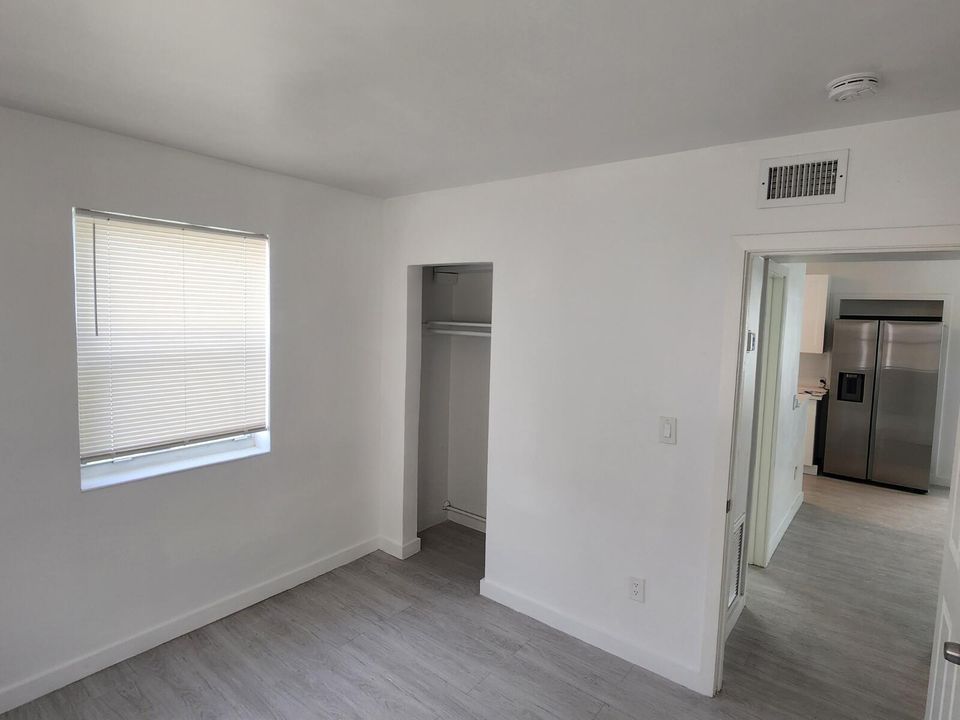 For Rent: $2,900 (3 beds, 2 baths, 737 Square Feet)