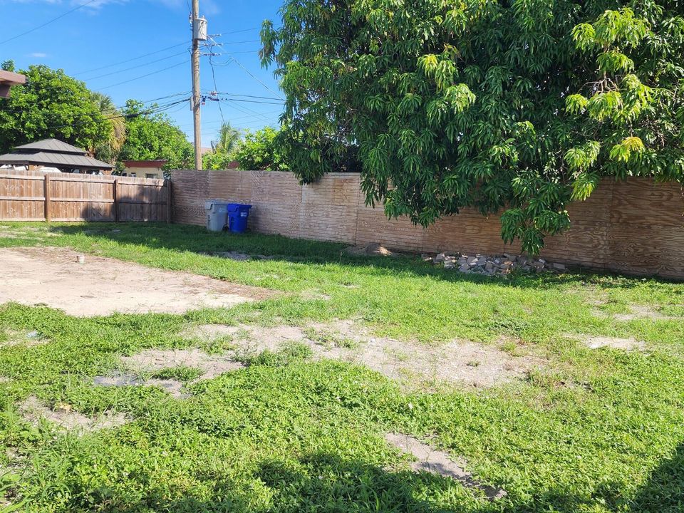 For Rent: $2,900 (3 beds, 2 baths, 737 Square Feet)