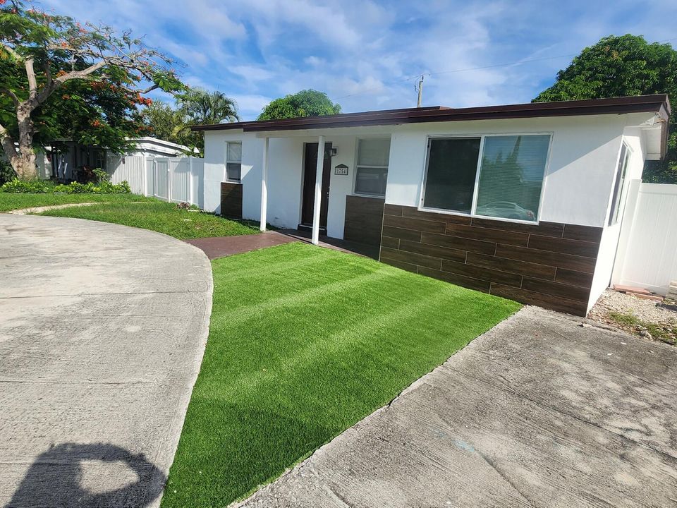 For Rent: $2,900 (3 beds, 2 baths, 737 Square Feet)