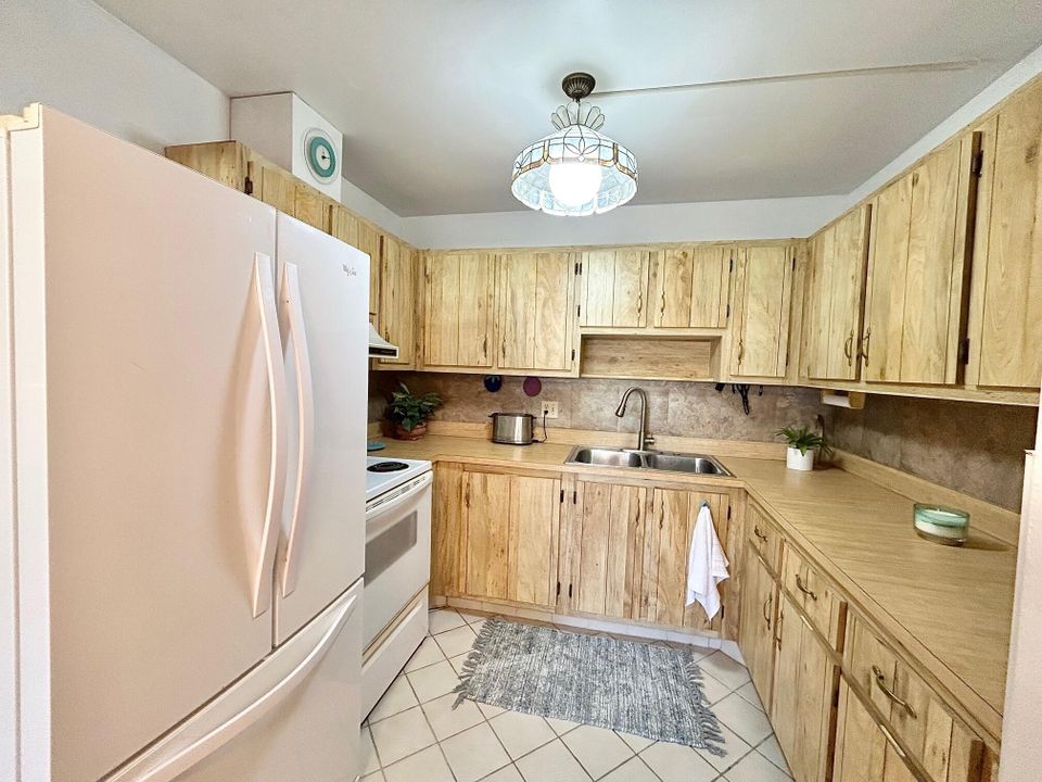 For Sale: $129,000 (1 beds, 1 baths, 1176 Square Feet)