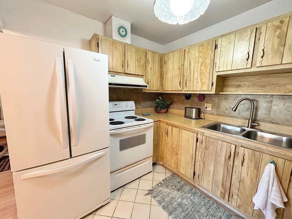 For Sale: $129,000 (1 beds, 1 baths, 1176 Square Feet)
