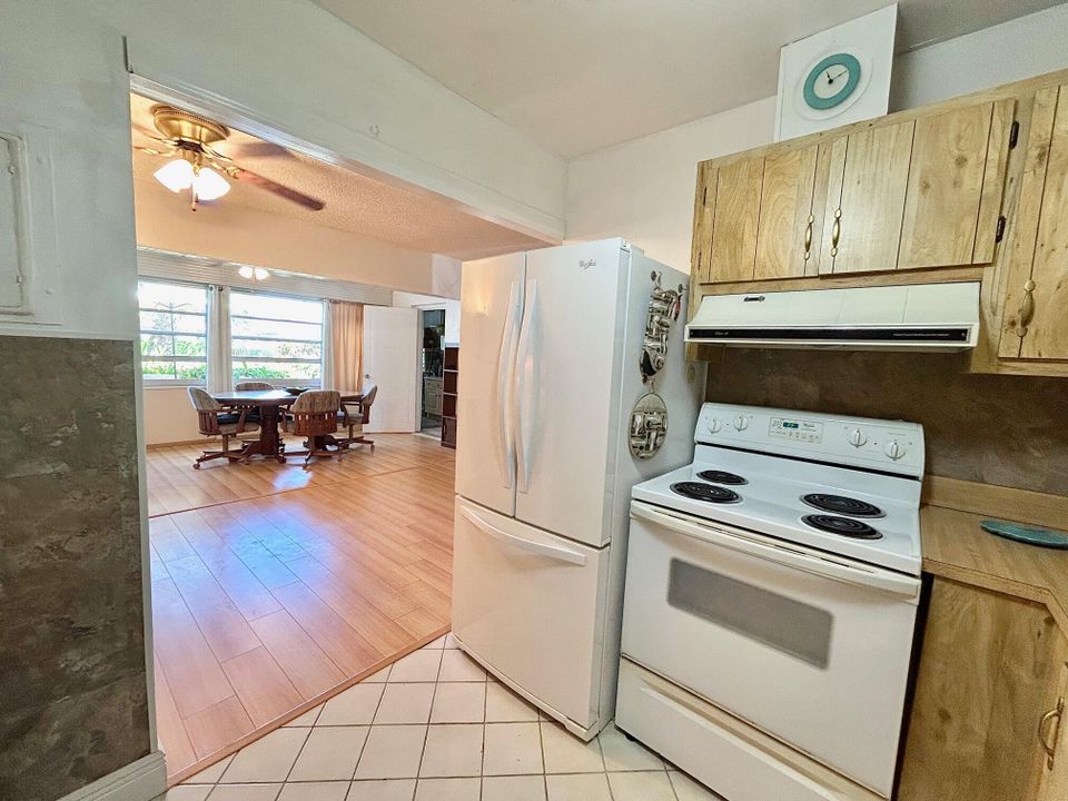 For Sale: $129,000 (1 beds, 1 baths, 1176 Square Feet)