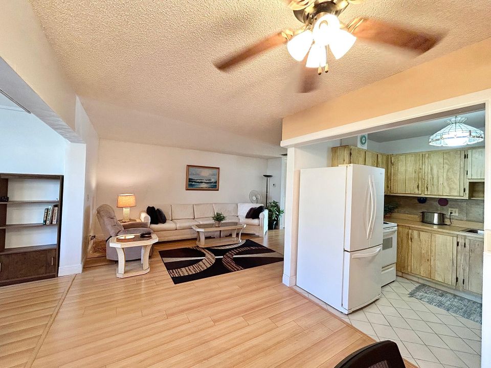 For Sale: $129,000 (1 beds, 1 baths, 1176 Square Feet)