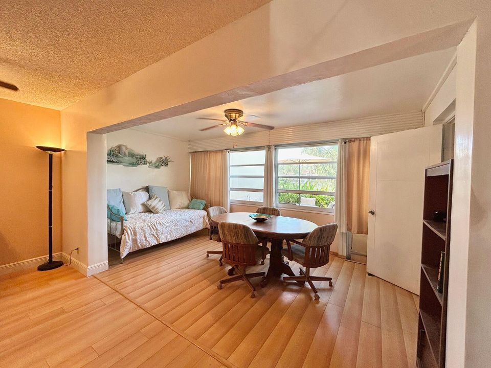 For Sale: $129,000 (1 beds, 1 baths, 1176 Square Feet)