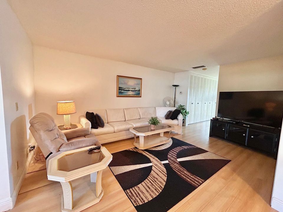 For Sale: $129,000 (1 beds, 1 baths, 1176 Square Feet)