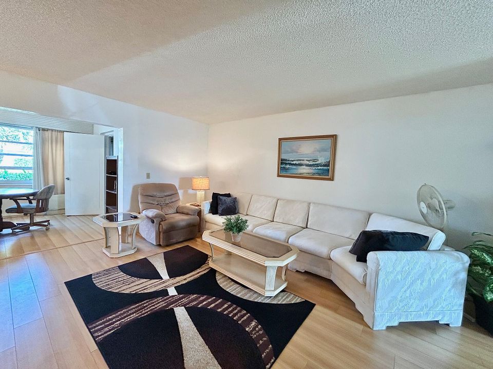 For Sale: $129,000 (1 beds, 1 baths, 1176 Square Feet)