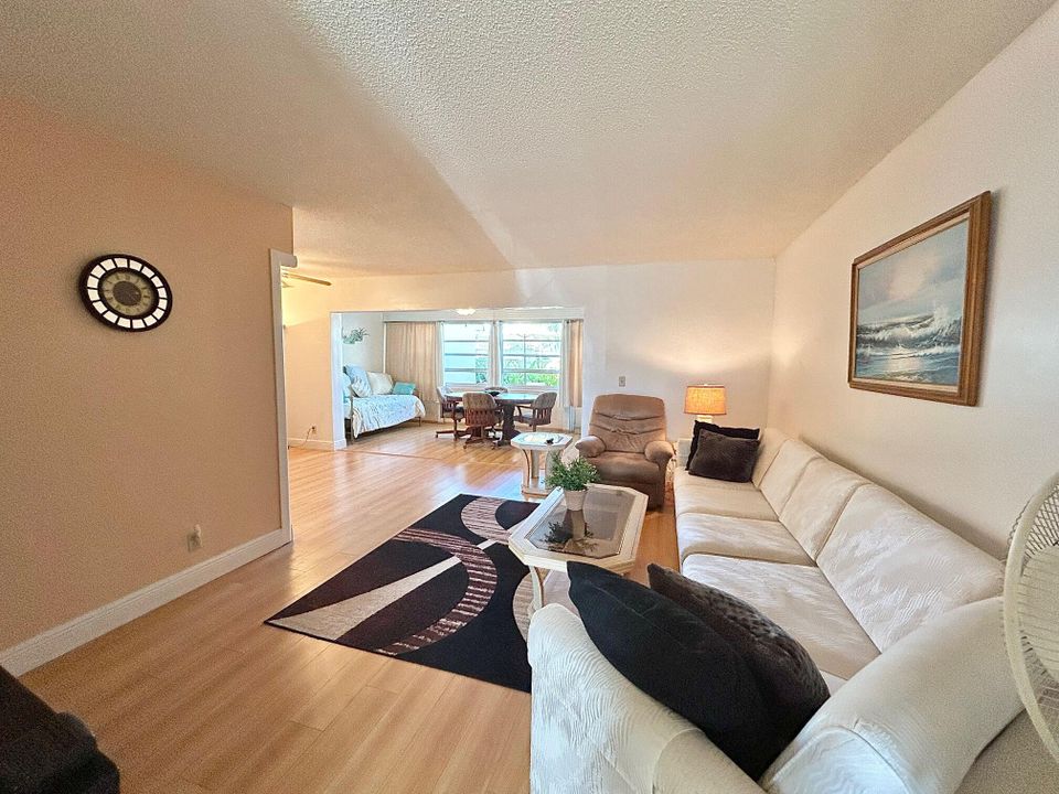 For Sale: $129,000 (1 beds, 1 baths, 1176 Square Feet)