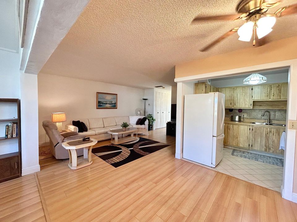 For Sale: $129,000 (1 beds, 1 baths, 1176 Square Feet)