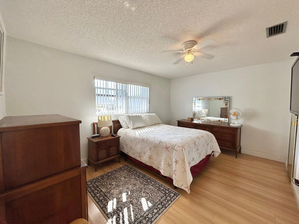 For Sale: $129,000 (1 beds, 1 baths, 1176 Square Feet)