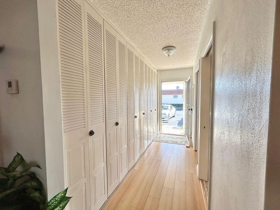 For Sale: $129,000 (1 beds, 1 baths, 1176 Square Feet)