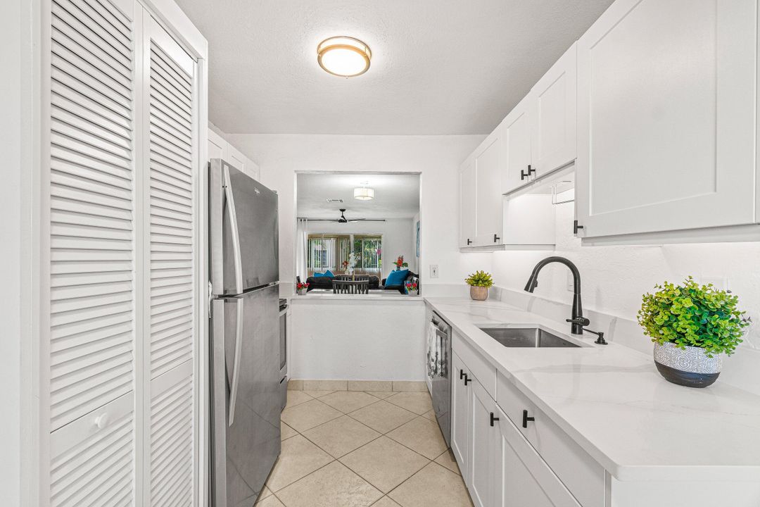 For Rent: $1,900 (2 beds, 1 baths, 989 Square Feet)